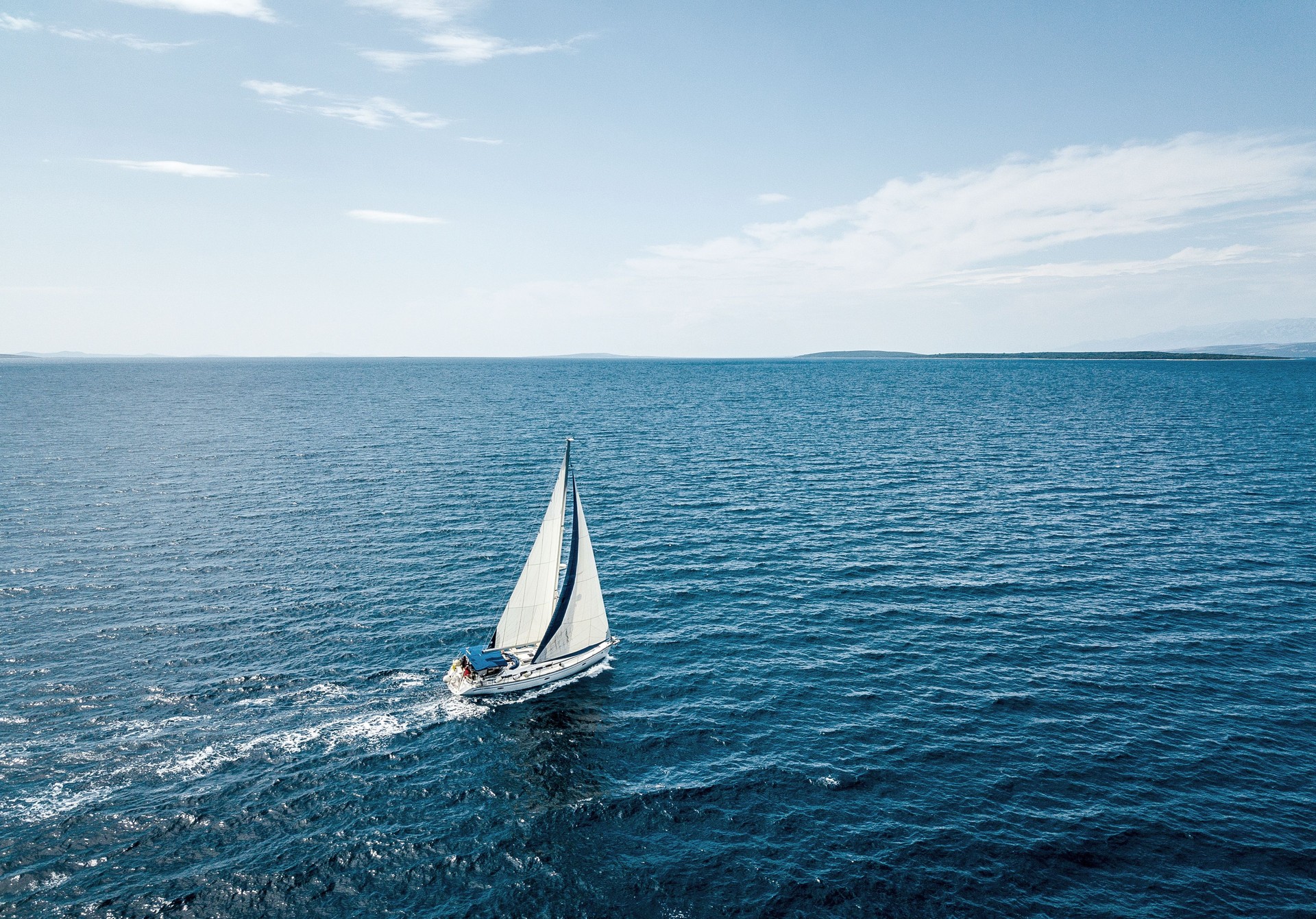 Vista aérea de um barco à vela